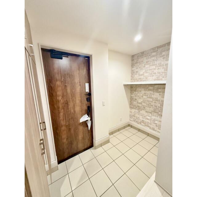 【玄関】デザイン性に優れ広々とした玄関！