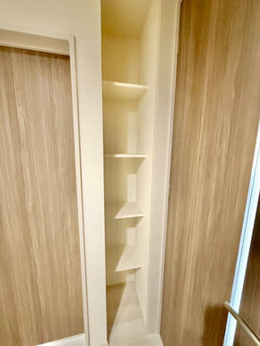 【収納】玄関近くに4段固定棚付き！