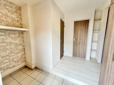 【玄関】パイプハンガー付きの玄関！