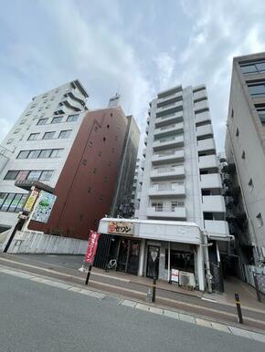 天神駅から徒歩約７分、中洲川端駅も９分圏内で通勤・通学・買い物に便利な立地です