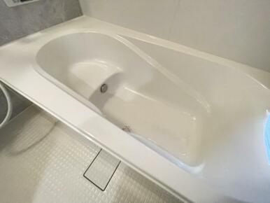 浴槽内はベンチ付きなので半身浴や親子一緒に入浴が楽しめます♪