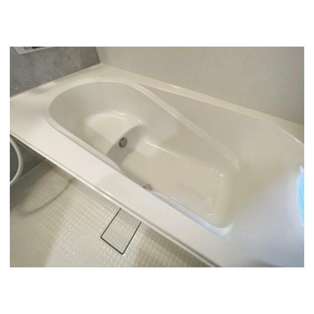 浴槽内はベンチ付きなので半身浴や親子一緒に入浴が楽しめます♪