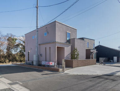 モダンテイストのデザイン性に富んだ新築モデルハウスです！