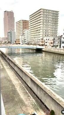 北出口側川沿い歩道（寝屋川）