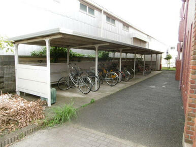 屋根付き駐輪場　バイク駐輪可能