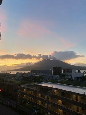 朝日が昇る雄大な桜島の眺望です