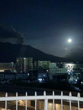 夜月に照らされる桜島です。