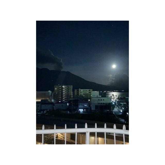 夜月に照らされる桜島です。