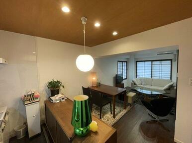 窓を開けると桜島・錦江湾・市街地が一望できるリビングです。