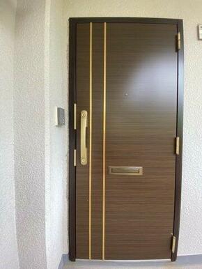 スッキリとした落ち着いた玄関です（令和元年７月新品交換済み?）。