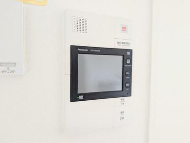 来訪者をカラーモニターで確認できるインターホン。セキュリティ機能も充実しており、安心感のある暮らしを