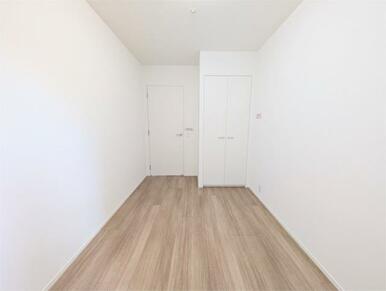 明るい木目調のフローリングとホワイトの壁が清潔感あふれるお部屋です。クローゼットもあり、収納も確保さ