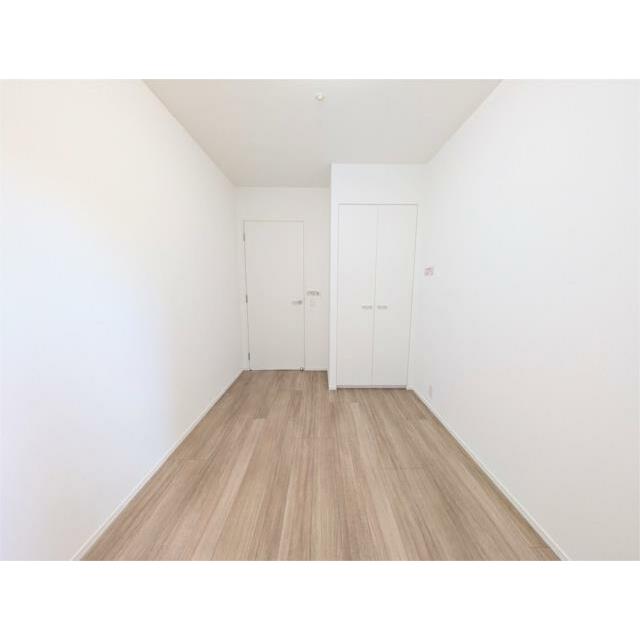 明るい木目調のフローリングとホワイトの壁が清潔感あふれるお部屋です。クローゼットもあり、収納も確保さ