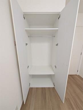 お洋服から小物まで、すっきりと収納できるクローゼット。可動棚とハンガーパイプで、用途に応じた整理が可