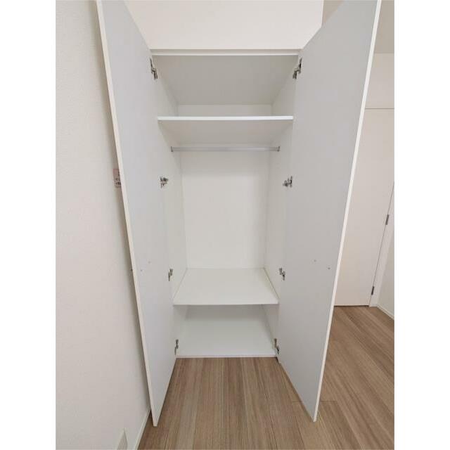 お洋服から小物まで、すっきりと収納できるクローゼット。可動棚とハンガーパイプで、用途に応じた整理が可