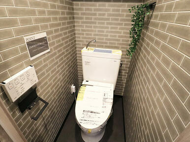 トイレもレンガ調クロスでおしゃれな空間