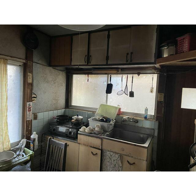 コンパクトキッチンは、省スペースでありながら効率的に作業ができそうですね。背面キッチンは、調理や片づけの動線がシンプルになり、家事がしやすくなりますね。