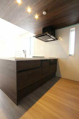 ＩＨ３口グリル付きのシステムキッチンは対面カウンタータイプです。