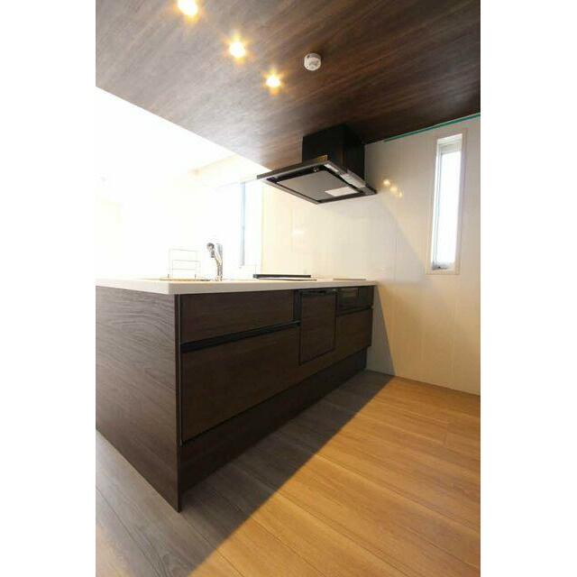 ＩＨ３口グリル付きのシステムキッチンは対面カウンタータイプです。