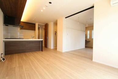 ＬＤＫと洋室はスライディングスクリーンを開放して一体利用ができます。