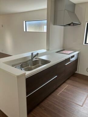 火を使わないIHクッキングヒーターは火災予防、地震対策の観点からも◎（2号棟）