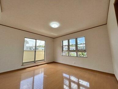 「２階西側洋室」日当たりが良く、バルコニーに面したお部屋です。