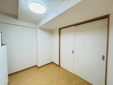 「洋室」中部屋洋室約５帖の様子です。