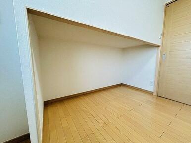 「洋室」北側約５帖洋室収納スペースございます。