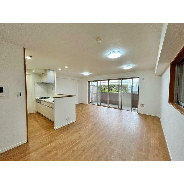 「ＬＤＫ」広いベランダに面したお部屋です。