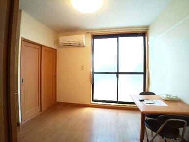 ワイドな窓にて明るいお部屋