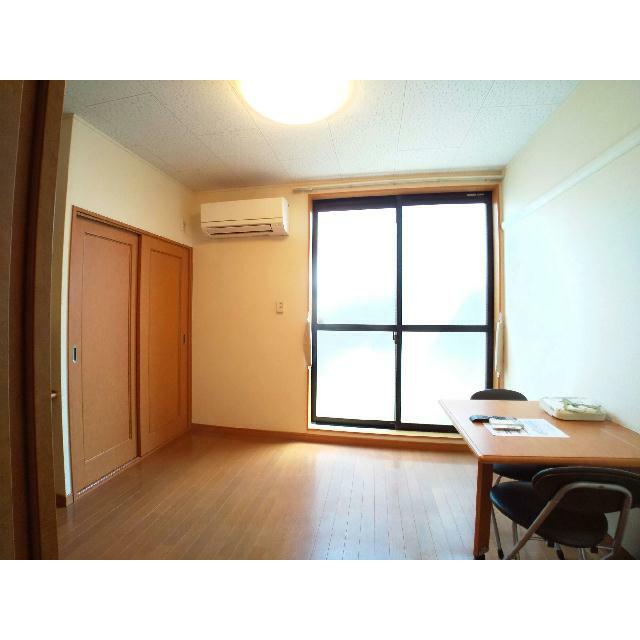 ワイドな窓にて明るいお部屋