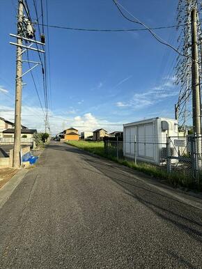 前面道路（西から東）