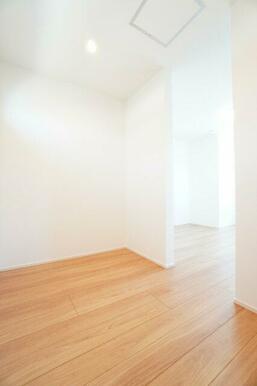 ウォークインクローゼット！備え付けの棚などがないため、使い方は自由自在。※類似物件の参考画像です。