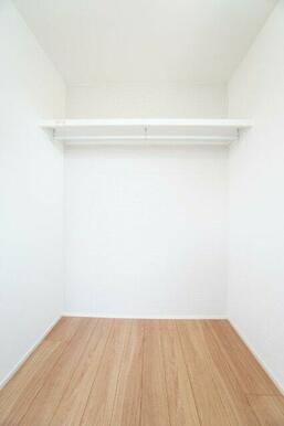 オープンクローゼットは湿気が溜まりづらくカビにくいなどのメリットがあります。 ※類似の参考画像です。