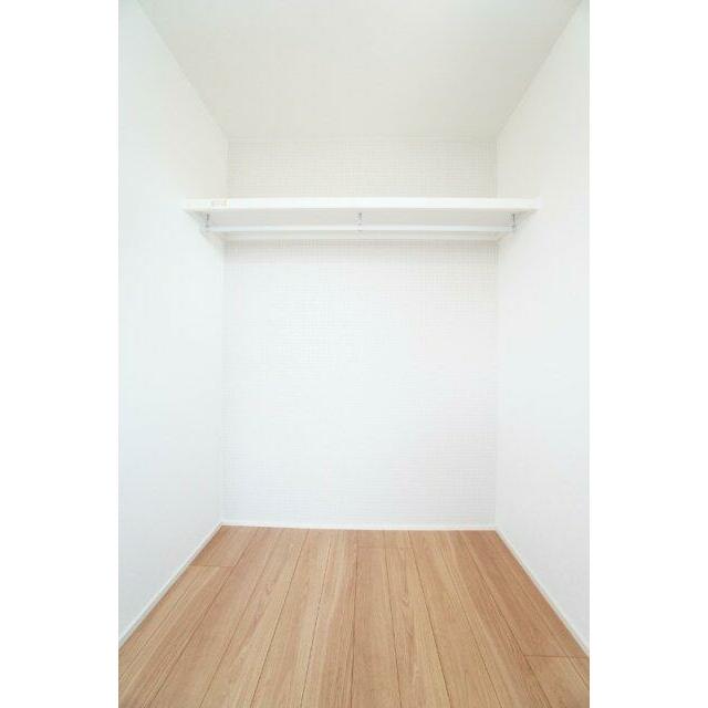 オープンクローゼットは湿気が溜まりづらくカビにくいなどのメリットがあります。 ※類似の参考画像です。