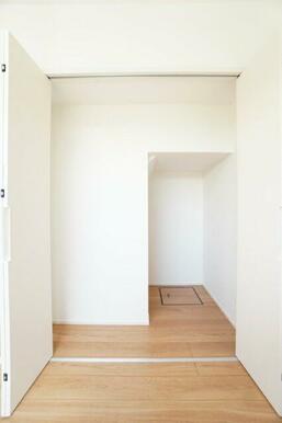 1階5.5帖洋室収納。家の中が散らからず広々と快適に暮らすことができます！※類似物件の参考画像です。