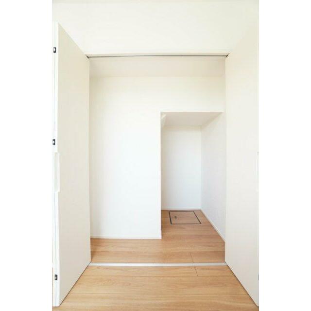 1階5.5帖洋室収納。家の中が散らからず広々と快適に暮らすことができます！※類似物件の参考画像です。