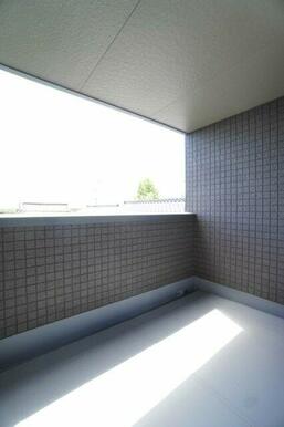 雨が入り込みにくいインナーバルコニー。洗濯物が干しやすい！急な雨も安心です☆※類似物件の参考画像です