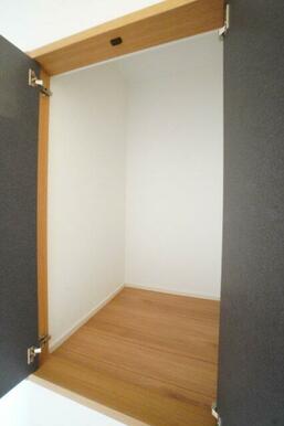 2階廊下収納があることで1階まで取りに行く必要がなくなります。※類似物件の参考画像です。