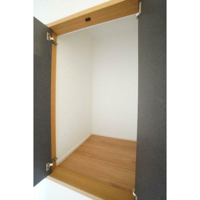 2階廊下収納があることで1階まで取りに行く必要がなくなります。※類似物件の参考画像です。