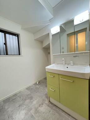 「脱衣所」クロスとクッションフロアを新品張替しました。