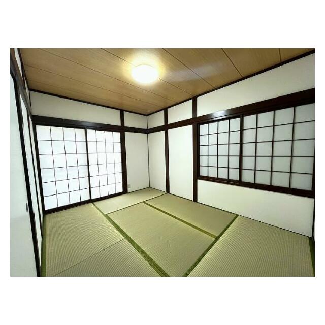 「1階和室」畳の表替えや障子襖を新品に張替えを行いました。