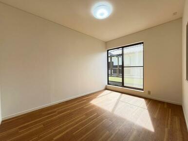 「2階南西洋室」全室クロス張替えを行いました。