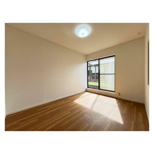 「2階南西洋室」全室クロス張替えを行いました。