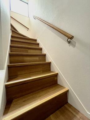 「階段」手すり付きでどなたでも安心してお使い頂けます。