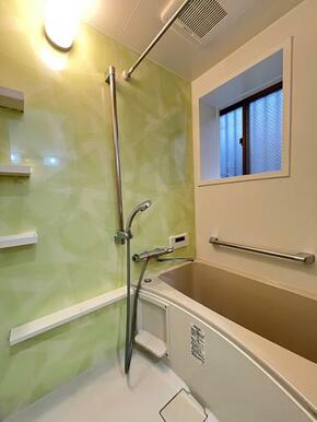 「浴室」グリーンのアクセントクパネルです。