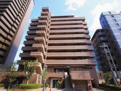 現地（2024年7月）撮影タイル張りの重厚感のあるマンション外観