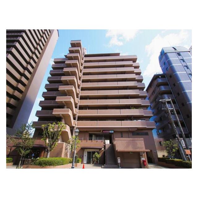 現地（2024年7月）撮影タイル張りの重厚感のあるマンション外観