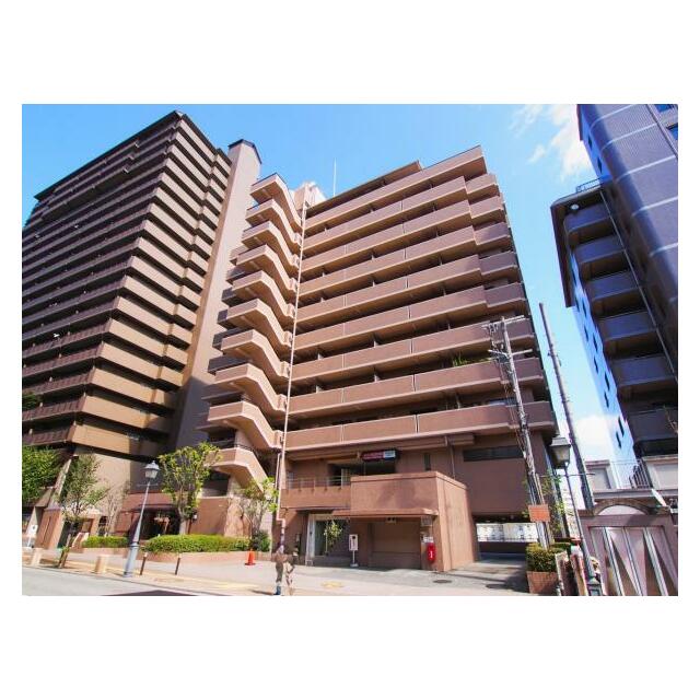 現地（2024年7月）撮影タイル張りの重厚感のあるマンション外観