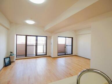 大開口と大空間のLDK。ダイニングテーブルやソファ、書斎スペースを設けても十分な空間です。